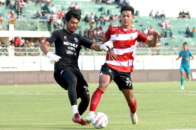 Pemain Madura United Malik Risaldi berebut bola dengan penjaga gawang Persita Tangerang kartika Ajie saat laga pekan ke-28 Liga 1 2023-2024 yang berakhir dengan skor 3-2 di Stadion Gelora Bangkalan, Rabu (6/3/2024) sore.
