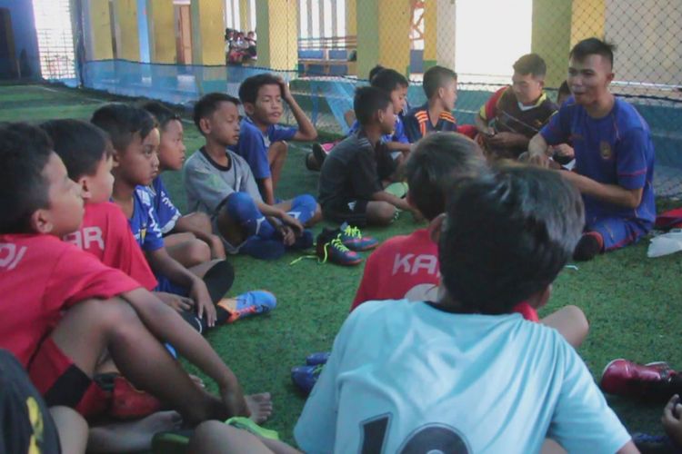 Eman Sulaeman, warga Desa Tegal Sari, Kecamatan Maja, Kabupaten Majalengka, Jawa Barat, sedang melatih sejumlah siswa SD dan SMP bermain futsal di GOR Indorencana Maja, Minggu (12/9/2018). Dia dianugerahi penghargaan sebagai Kiper Terbaik dalam ajang Homeless World Cup 2016 di Glasgow, Skotlandia, pada 2016 silam. Eman hanya memiliki satu kaki.