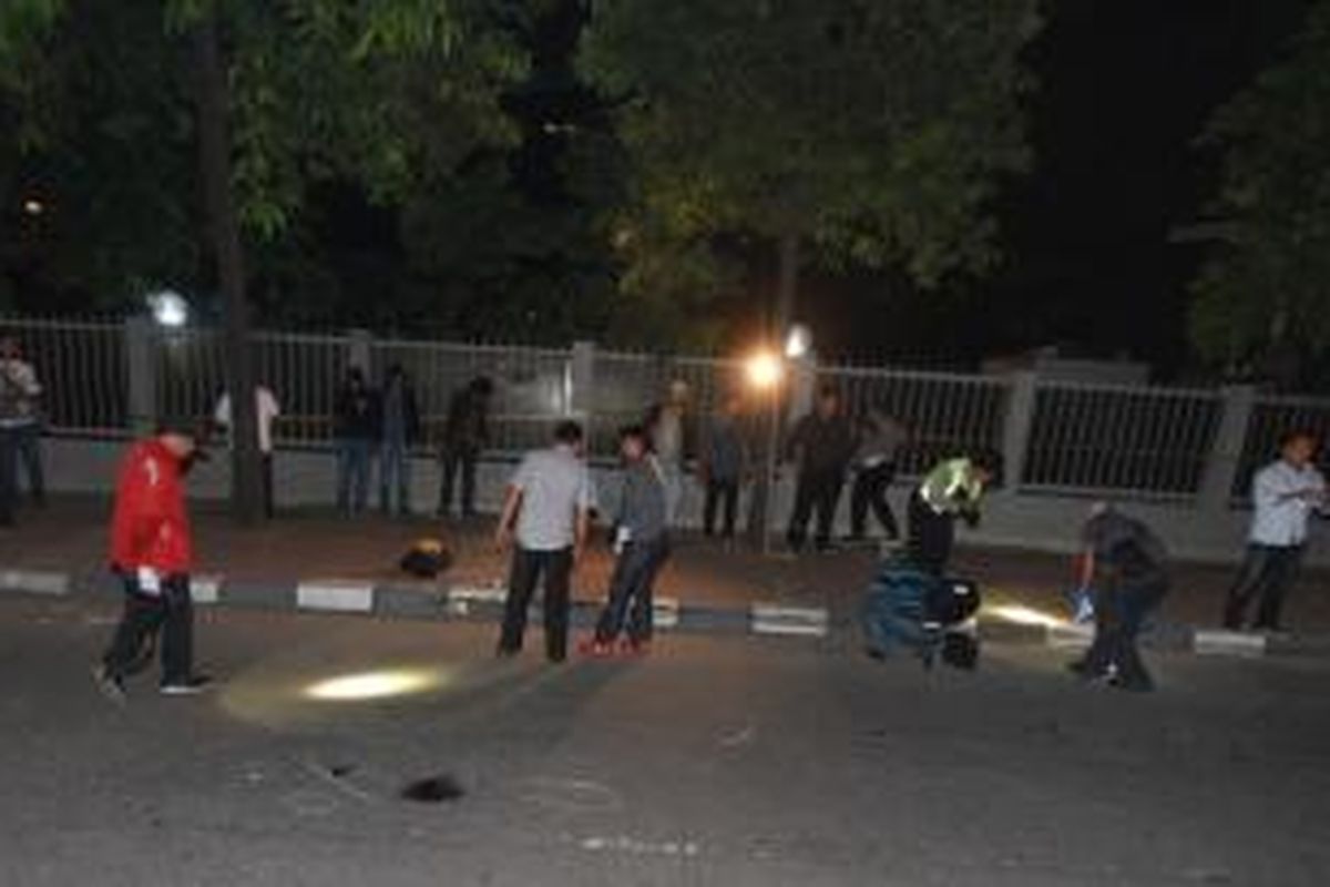 Polisi memeriksa lokasi penembakan Bripka Sukardi di depan Gedung KPK, Jalan Rasuna Said, Jakarta Selatan, Selasa (10/9/2013) malam. 