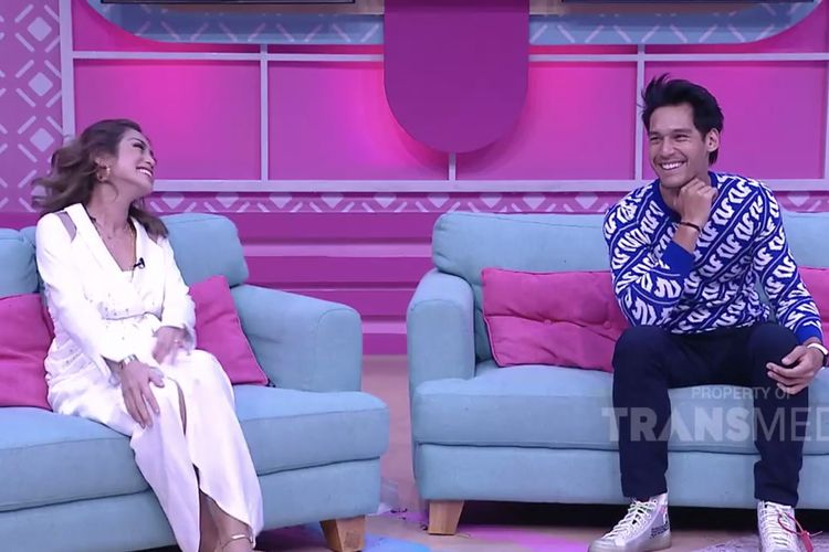 Jessica Iskandar yang malu-malu saat panggil sebutan nama kesayangan untuk Richard Kyle. (Bidikan YouTube Trans TV Official). 