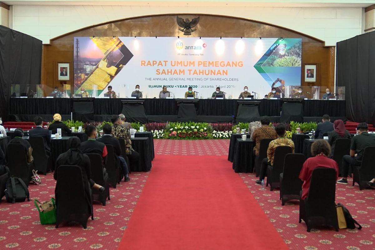 Suasana rapat umum pemegang saham tahunan (RUPST) PT Antam Tbk yang dihadiri langsung oleh para pemegang saham namun tetap menerapkan protokol kesehatan, di Jakarta, Rabu (7/4/2021).