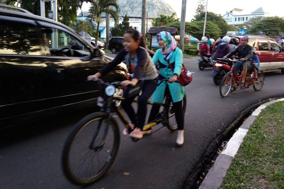 Penyewa sepeda di Taman MIni Indonesia Indah (TMII) Jakarta Timur