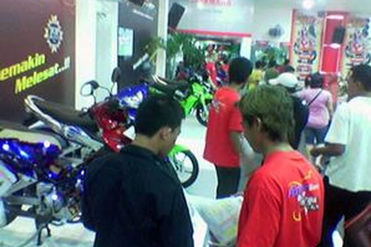 Pengunjung memadati stan otomotif yang ada di arena Pekan Raya Jakarta 2008. 