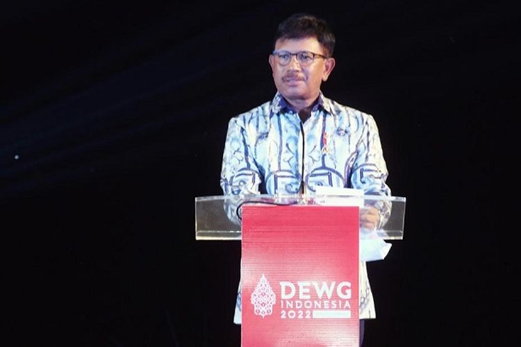 Menteri Komunikasi dan Informatika (Menkominfo) Johnny Gerard Plate memberikan sambutan pada Gala Dinner bersama Delegasi DEWG G20 di Candi Prambanan, Sleman, Yogyakarta, Rabu (18/5/2022).