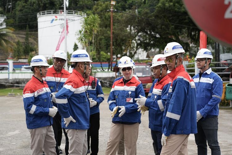 Kepala Badan Pengatur Hilir Minyak dan Gas Bumi (BPH Migas) Erika Retnowati bersama jajaranya meninjau pasokan bahan bakar minyak (BBM) di Sorong, Papua Barat Daya, Rabu (10/7/2024). (DOK. Humas BPH Migas)