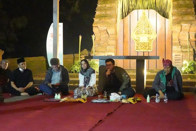 Bupati Kediri Hanindhito Himawan Pramana bersama Wakilnya Dewi Mariya Ulfa melakukan napak tilas ke Desa Siman, Kecamatan Kepung, Minggu (24/3/2024). 