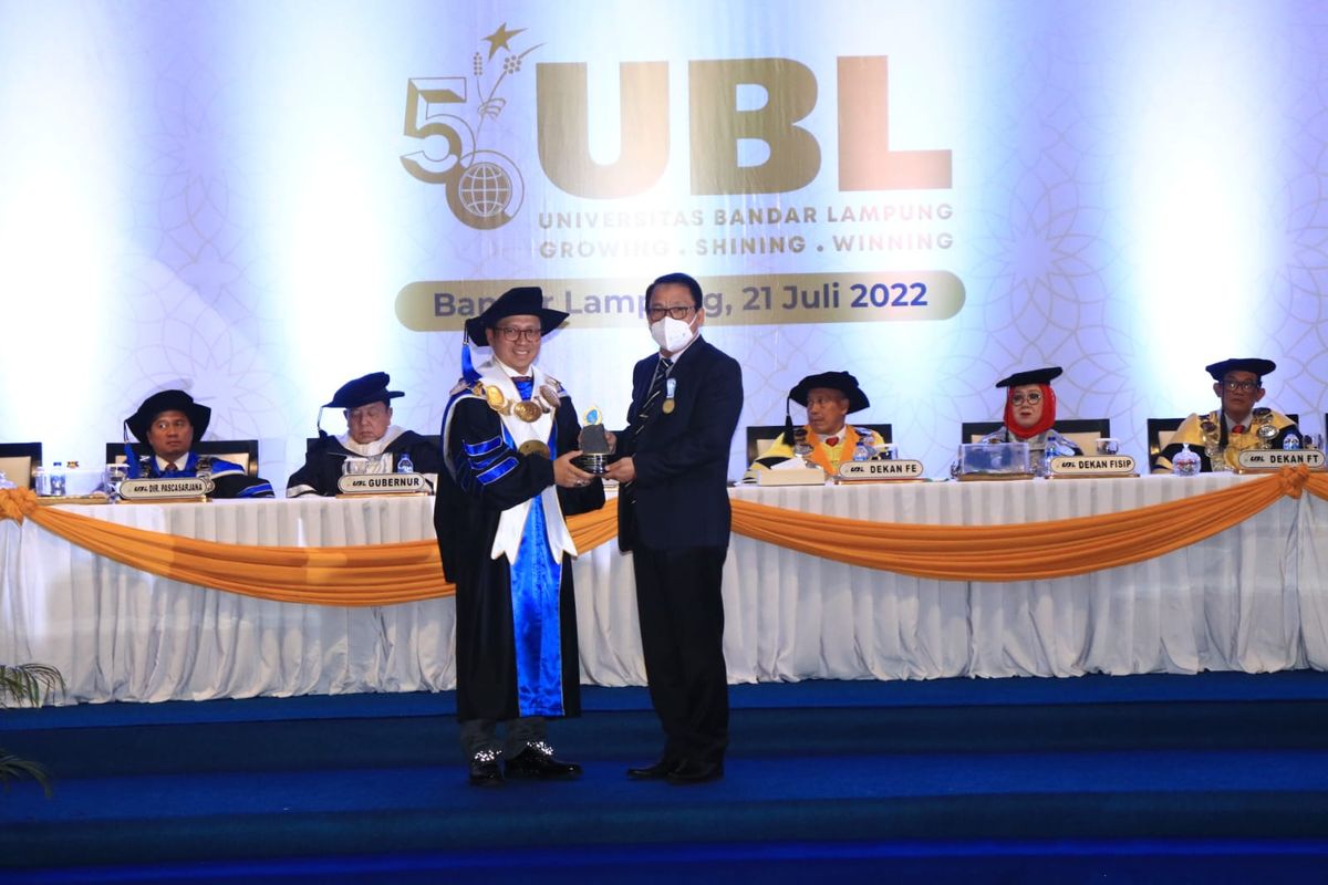 Wali Kota Metro Wahdi menghadiri sekaligus mendapatkan penghargaan UBL Award Bidang Penggerak Kesehatan Keluarga. Penghargaan yang diterima Wahdi dalam rangka Dies Natalis ke 50 Universitas Bandar Lampung yang berlangsung di Convention Hall, Mahligai Agung Kampus B, Bandarlampung, Kamis (21/07/2022).