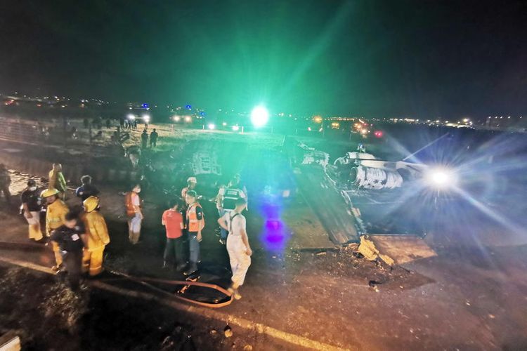 Pesawat Lionair Filipina jatuh dan terbakar di Manila International Airport, Filipina, pada Minggu (29/3/2020). Pesawat ini disewa oleh Departemen Kesehatan Filipina, untuk mengangkut tenaga medis guna menangani virus corona.