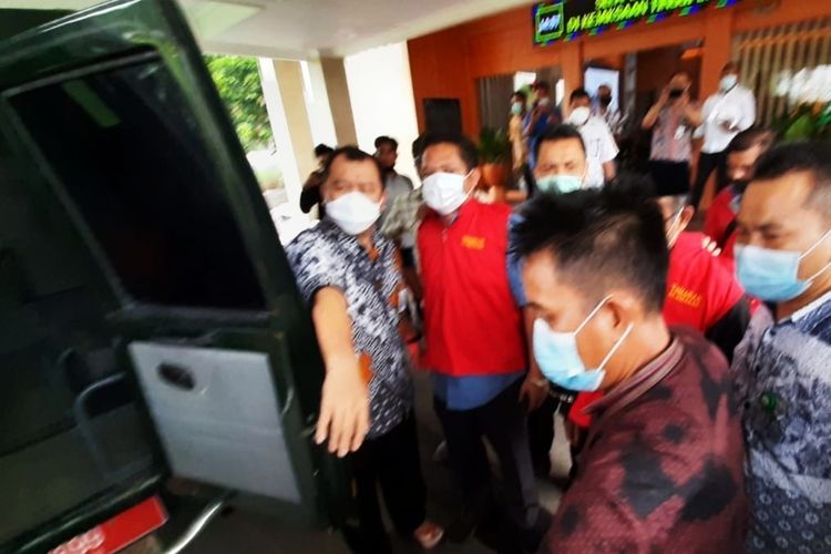 Mantan Kabiro Kesra Banten Irvan Santoso saat akan dimasukan ke mobil tahanan setelah ditetapkan sebagai tersangka kasus dugaan korupsi dana Hibah Ponpes tahun anggaran 2018 dan 2020