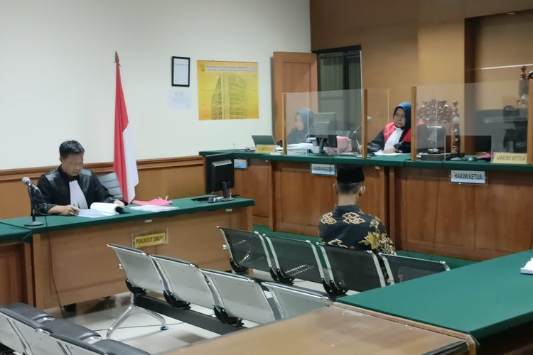 Mantan Kades Lontar, Aklani saat menghadiri sidang dengan agenda pembacaan tuntutan di Pengadilan Tipikor Serang