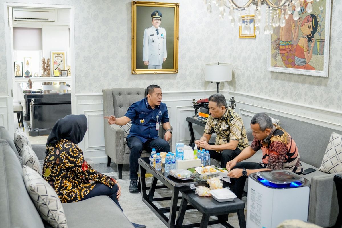 Bupati Karawang Aep Syaepuloh (tengah) saat audiensi dengan BPOM di Kantor Bupati Karawang, Kamis (17/4/2025).
