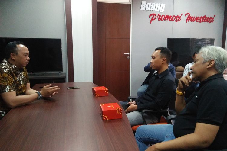 Kepala DPMPTSP Pemkab Gresik Agung Endro Dwi Setyo Utomo (kiri), ketika berbincang dengan perwakilan dari PT Freeport Indonesia (PTFI), Kamis (7/9/2023).
