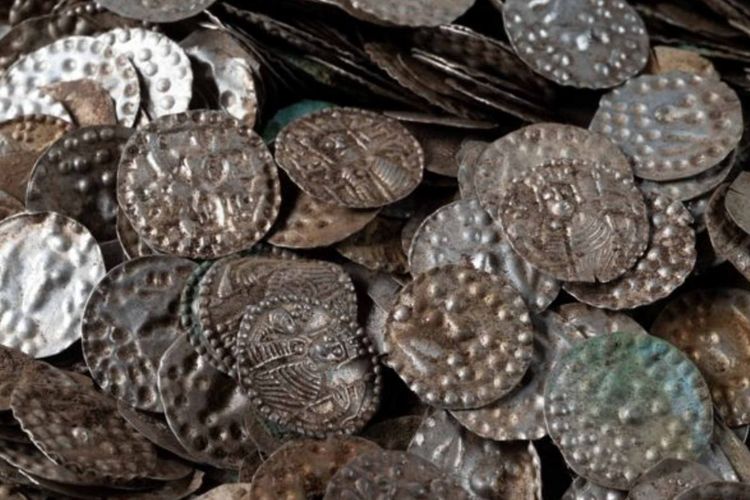 Seorang warga Stockholm, Swedia menemukan timbunan tersembunyi yang diperkirakan memuat hingga 20.000 keping koin perak dengan total berat sekitar 6 kilogram, diperkirakan berasal dari Abad Pertengahan.