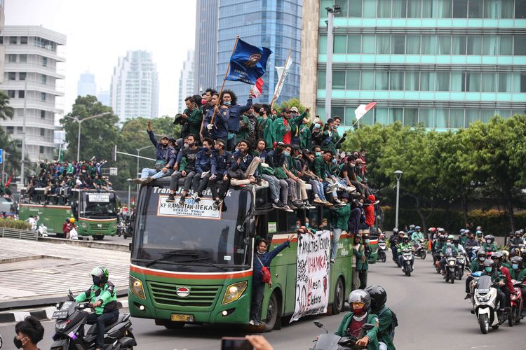 Mahasiswa menuju Istana Negara, Jakarta untuk menggelar unjuk rasa menolak UU Cipta Kerja, Kamis (8/10/2020).