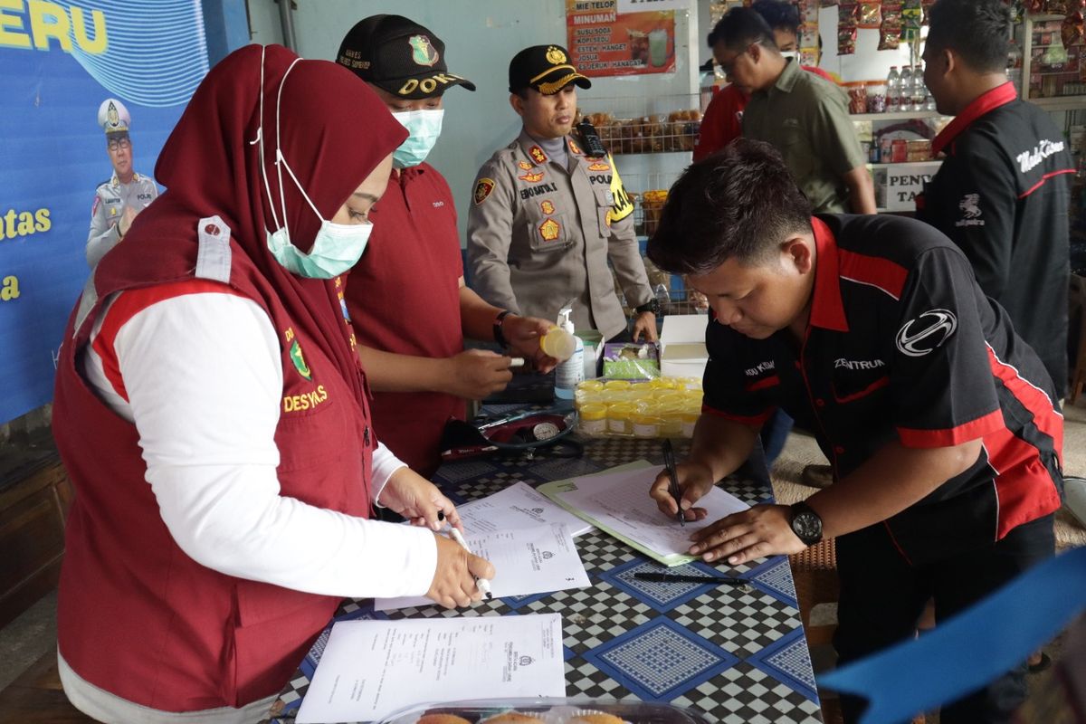 Polres Sumenep, Jawa Timur, menggelar tes urine kepada sejumlah sopir bus antar kota di Terminal Arya Wiraraja Sumenep, Jumat (14/7/2023). 
