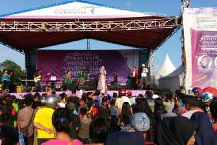 Ratusan pengunjung memadati lapangan Patoka menyaksikan penampilan artis dangdut Nong Niken yang turut memeriahkan Festival Wonderful Indonesia di Entikong, Kalimantan Barat, Sabtu (27/8/2016).