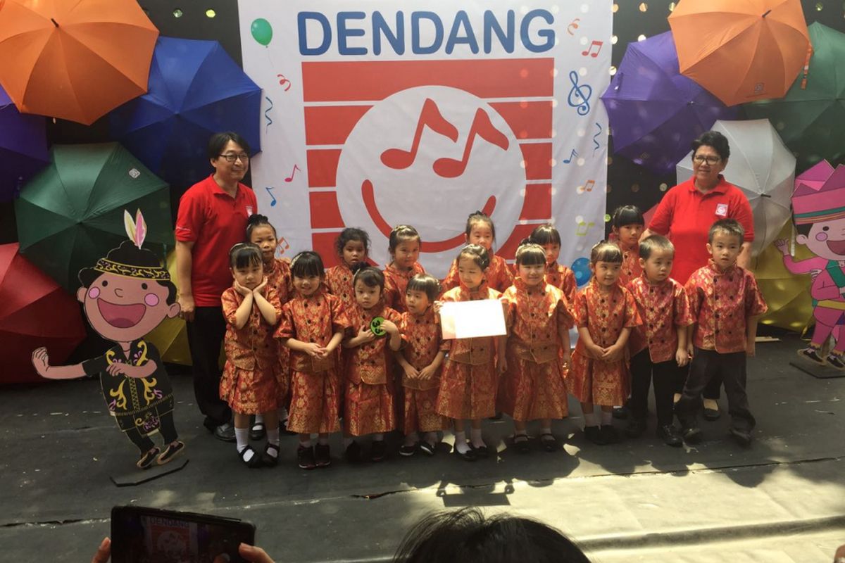 Peserta lomba paduan suara anak Dendang Kencana berfoto bersama guru pembimbing usai tampil di Bentara Budaya Jakarta, Palmerah Selatan, Jakarta Pusat, Jumat (27/10/2017).