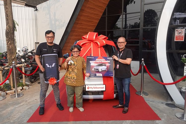 Nopiyanti, pelanggan Telkomsel asal Tangerang Selatan, Banten, berhasil memenangkan hadiah utama 1 unit mobil Wuling Air EV dari program Jelajah Digital 2023. 
