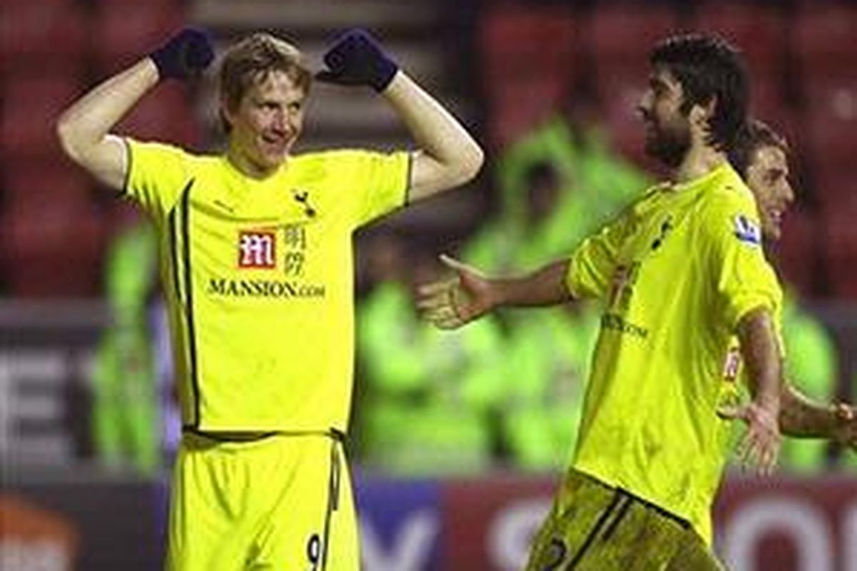 Penyerang Tottenham Hotspur, Roman Pavlyuchenko (kiri), merayakan golnya ke gawang Wigan Athletic, dalam duel Premier League, Minggu (21/2/2010).