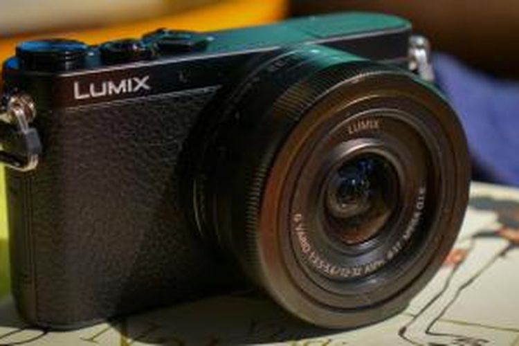 Lensa Lumix G Vario 12-32mm f/3.5-5.6 cukup ringkas ketika sedang tidak digunakan