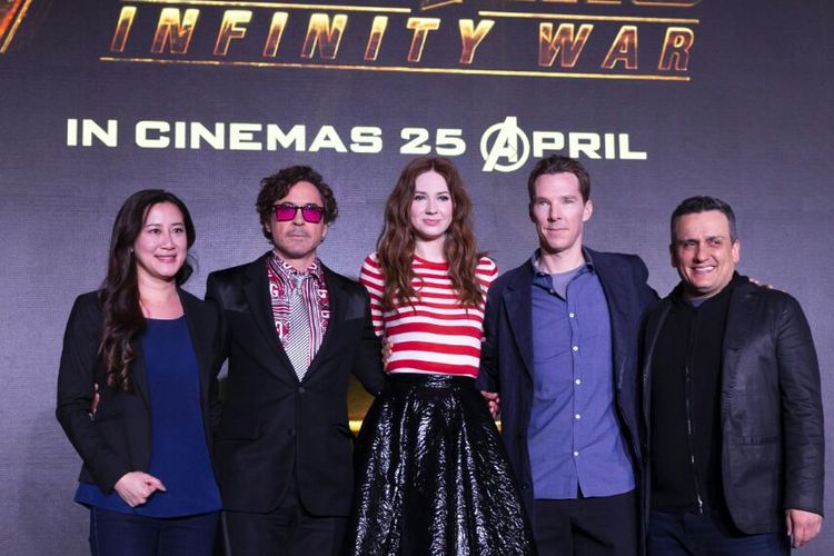 (Dari kiri) Produser Trinh Tran, artis peran Robert Downey Jr, Karen Gillan, Benedict Cumberbatch, dan sutradara Joe Russo dalam konferensi pers film Avengers: Infinity War di Marina Bay Sands, Singapura, Minggu (15/4/2018).