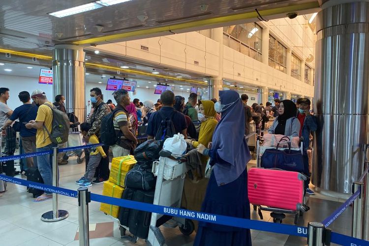 Sejumlah calon penumpang yang hendak mudik melalui Bandara Internasional mengeluhkan tingginya harga jual tiket sejumlah masakapai. Tidak tanggung-tanggung, bahkan untuk penerbangan besok tujuan Batam – Padang, harga tiket mencapai Rp1,8 jutaan lebih.