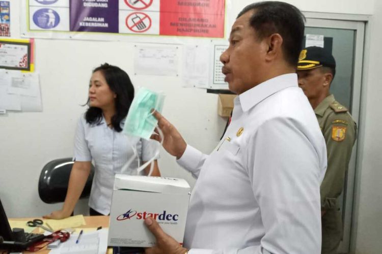 Wakil Walikota Jayapura Rustan Saru nelakukan Sidak di salah satu kantor distributor alat kesehatan dan obat-obatan yang ada di Jayapura, Papua, Rabu (4/3/2020)