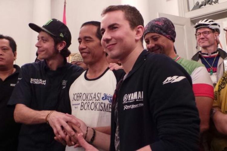 Gubernur DKI Jakarta Jokowi bersama pebalap MotoGP Jorge Lorenzo dan Valentino Rossi usai gowes bersama, Jumat (17/1/2014).