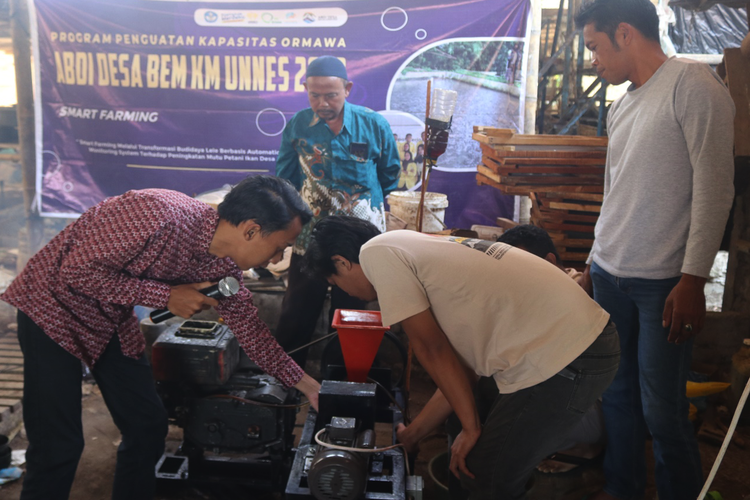 Sosialisasi produksi pakan lele otomatis Tim Pengabdian Masyarakat BEM Unnes untuk warga Desa Jembrak, Semarang, (1/10/2023). 