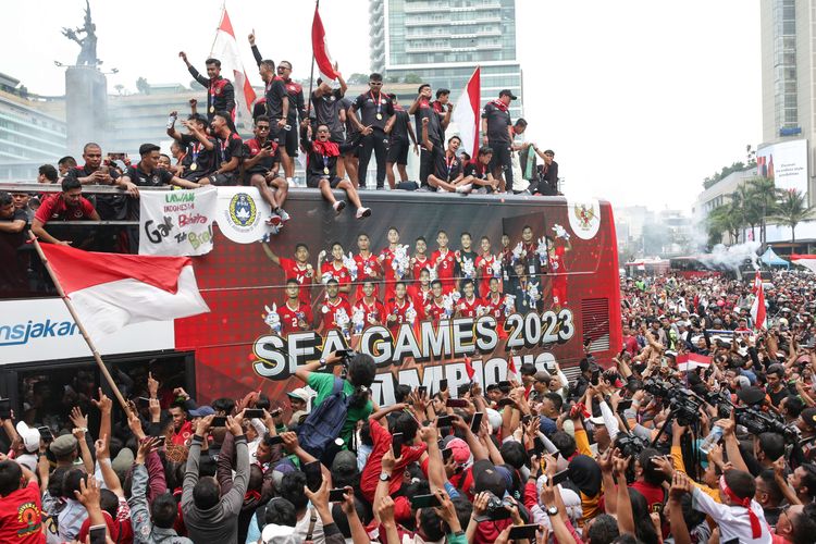 Pawai Timnas Skuad Garuda Muda disambut mayarakat di Budaran Hotel Indonesia, Jakarta, Jumat (19/5/2023).  Timnas U22 Indonesia berhasil meraih medali emas SEA Games 2023.