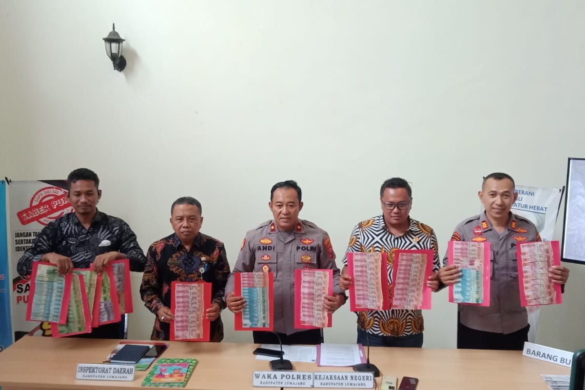 Polisi tunjukkan hasil OTT pungutan liar dana PIP di Lumajang