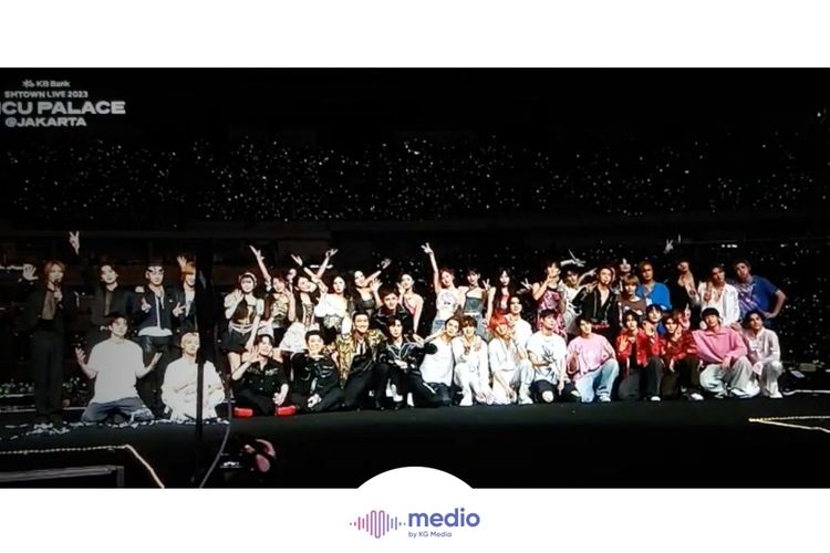 Konser SMTOWN 2023 di Jakarta diramaikan oleh penggemar berbaju batik dan penampilan grup-grup asal SM Entertainment.