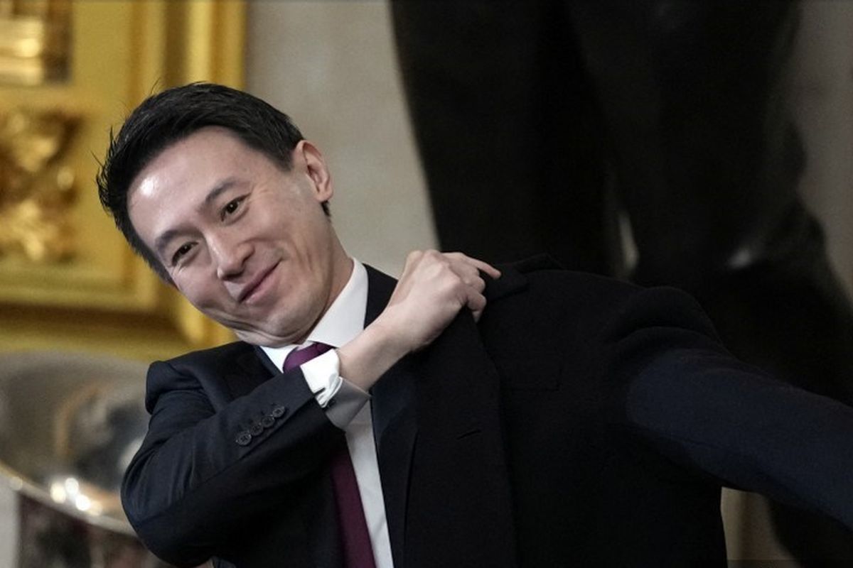 CEO TikTok Shou Zi Chew saat menghadiri pelantikan Presiden Amerika Serikat Donald Trump di Gedung Capitol, Washington DC, Senin (20/1/2025).