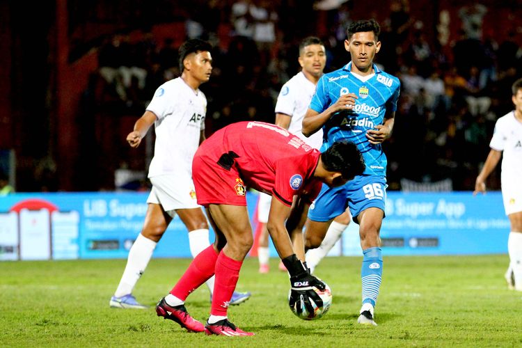 Pemain Persib Bandung Ryan Kurnia saat pertandingan pekan ke-5 Liga 1 2023-2024 melawan Persik Kediri yang berakhir dengan skor 1-2 di Stadion Brawijaya Kediri, Jumat (28/7/2023) malam.