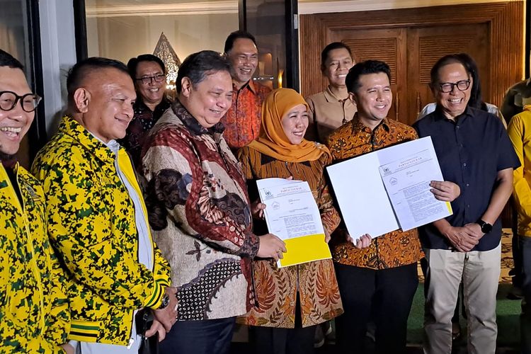 Khofifah Indar Parawansa-Emil Dardak mendapat dukungan dari Golkar untuk maju di Pilkada Jatim, di rumah Airlangga Hartarto, Jakarta Selatan, Jumat (17/5/2024) malam. 