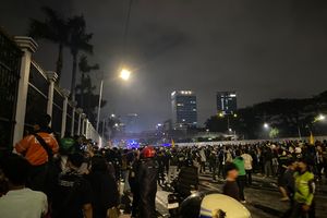 Ribuan Massa Bertahan di Depan DPR, Suasana Makin Memanas