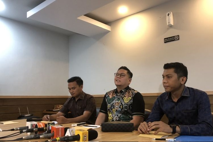 Kuasa hukum Lady Nayoan, Timoty Ezra Simanjuntak  di kawasan Cempaka Putih, Jakarta Pusat, Senin (3/7/2023).