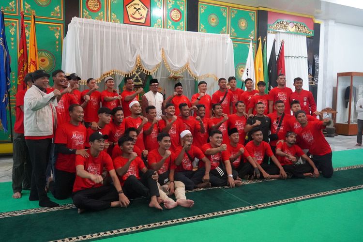 Skuad Malut United berpose bersama Sultan Tidore, Husain Sjah, di Istana Kesultanan Tidore pada Jumat (15/3/2024). Malut United menjadi tim Maluku Utara pertama yang akan bermain di kasta tertinggi Liga Indonesia dalam 17 tahun terakhir.