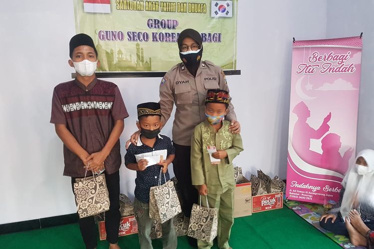DAPAT BANTUAN—Anak-anak yatim piatu yang orang tuanya meninggal akibat covid-19 di Kecamatan Babadan, Kabupaten Ponorogo, Jawa Timur mendapatkan bantuan dan santunan dari Polsek Babadan-Ponorogo.