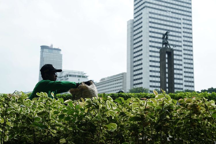 Petugas Dinas Pertamanan dan Hutan Kota Jakarta melakukan perawatan tanaman di sekitar Bundaran Hotel Indonesia, Jakarta Pusat, Rabu (9/4/2025). Pasca libur lebaran tanaman hias di sepanjang Jalan M H Thamrin tumbuh subur.