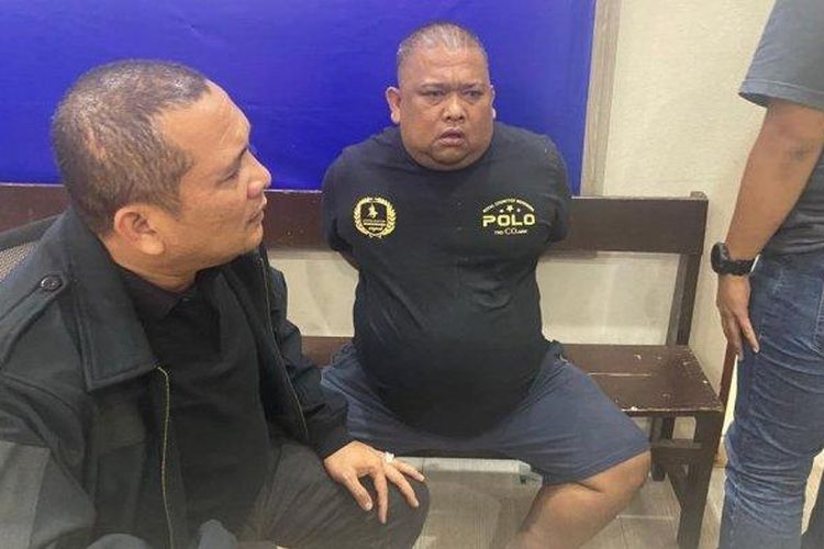 Samsul Tarigan (tengah) ditangkap anggota Polrestabes Medan di Berastagi, Kabupaten Karo, Kamis (9/11/2023). 

