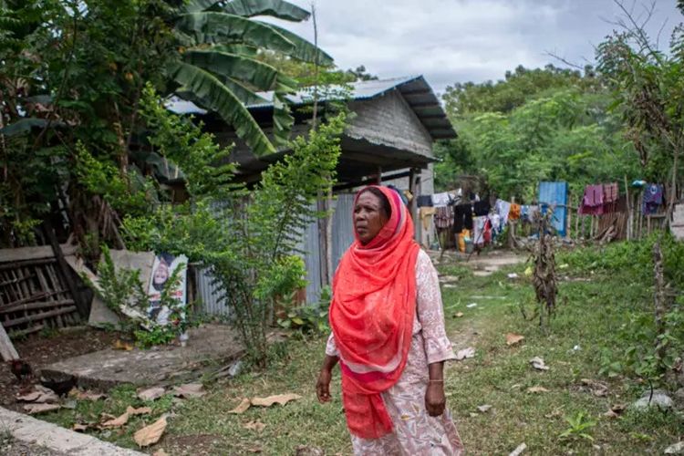 Bidaya berjalan seusai menengok cucunya yang tinggal di sebuah rumah yang masuk dalam kawasan pertambangan bebatuan di Kelurahan Buluri, Palu, Sulawesi Tengah, Sabtu 25 Mei 2024.