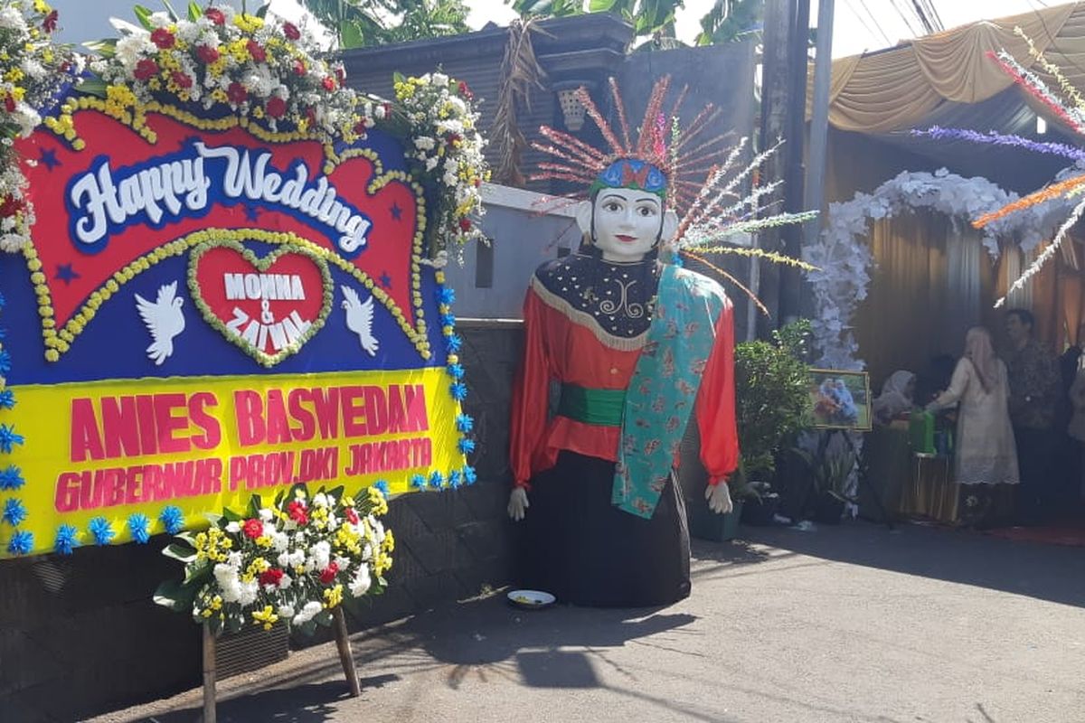 Karangan bunga dari Gubernur DKI Jakarta Anies Baswedan tampak dipajang di depan Pendopo Anies yang beralamat di kawasan Lebak Bulus Dalam, Jakarta Selatan, Sabtu (5/10/2019).