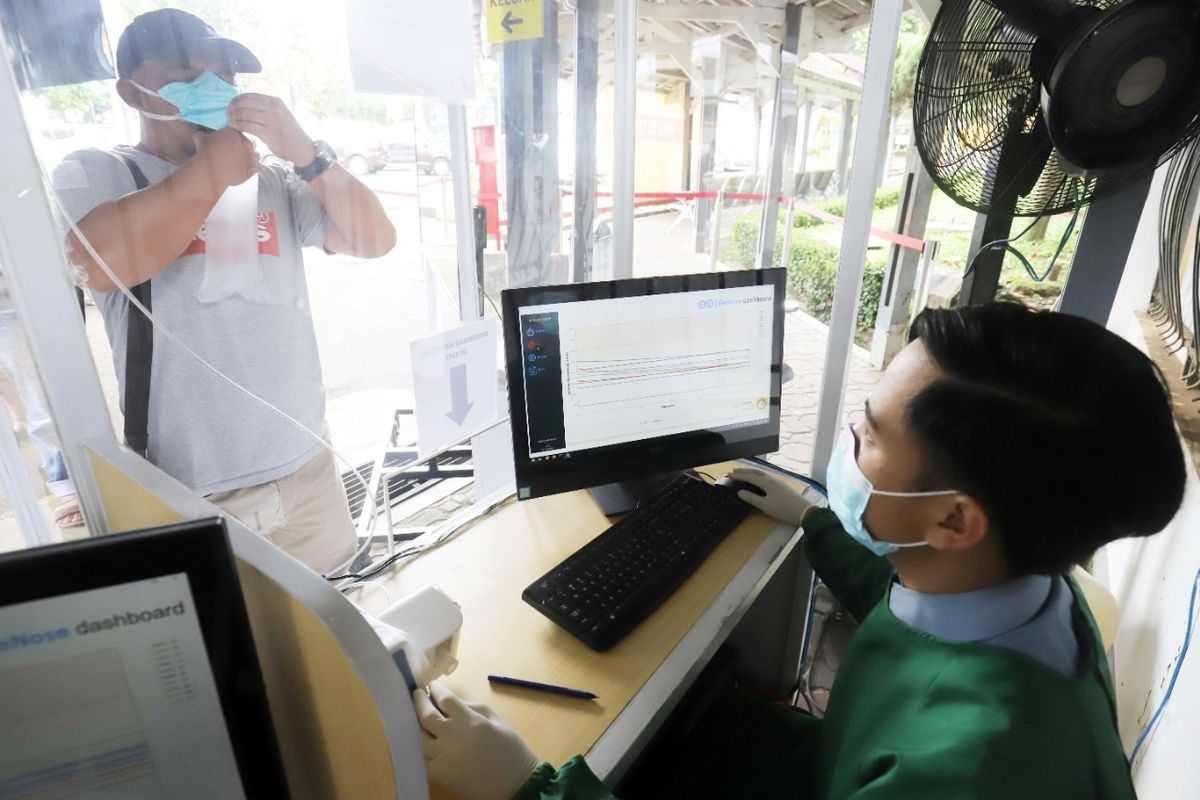 Pemeriksaan GeNose di salah satu dari 12 stasiun KA yang saat ini sudah melayani fasilitas tersebut (dok. PT Kereta Api Indonesia).