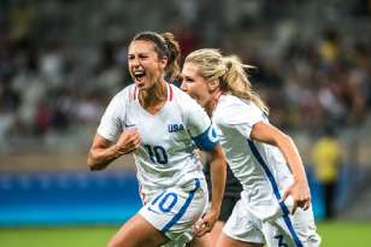 Carli Lloyd merayakan gol Amerika Serikat ke gawang Selandia Baru pada laga pembuka Grup G cabang sepak bola putri Olimpiade 2016, Rabu (3/8/2016). 