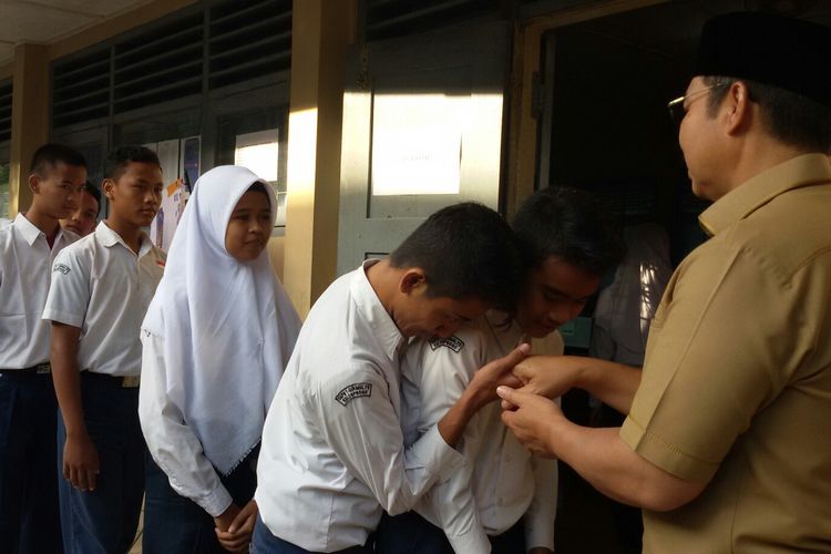 Pelajar SMPN 1 Girimulyo, Kulon Progo, DI Yogyakarta, mengikuti ujian nasional berbasis komputer. Mereka mengawali dengan doa bersama Bupati Kulon Progo Hasto Wardoyo.