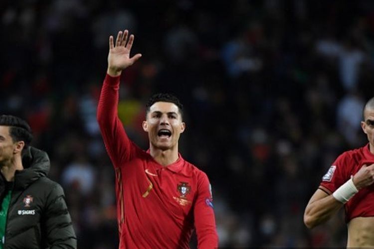 Cristiano Ronaldo merayakan kelolosan timnas Portugal ke putaran final Piala Dunia 2022.