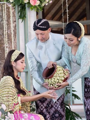 Jennifer Coppen tampil anggun saat siraman jelang pernikahan. Intip detail gaya kebaya pastel, kain jumputan, hingga riasan naturalnya.
