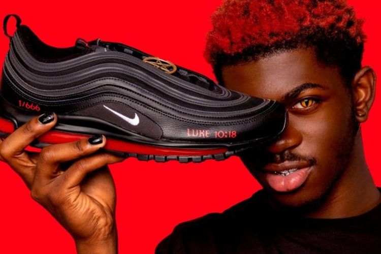 Nike menuntut perusahaan MSCHF asal Brooklyn karena menjual sepasang Sepatu Setan kontroversial. Sepatu itu mengandung setetes darah manusia di solnya.