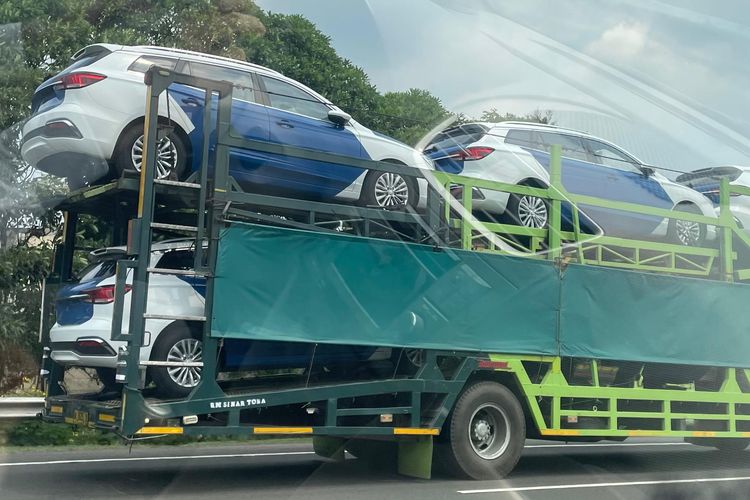 MG EP EV jadi mobil polisi di Kalimantan sedang dikirim pakai truk